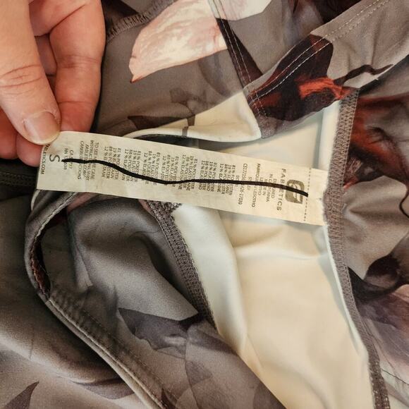 Fabletics Size Small Powerlite Capri Leggings Gia Mirage Print - Picture 11 of 11